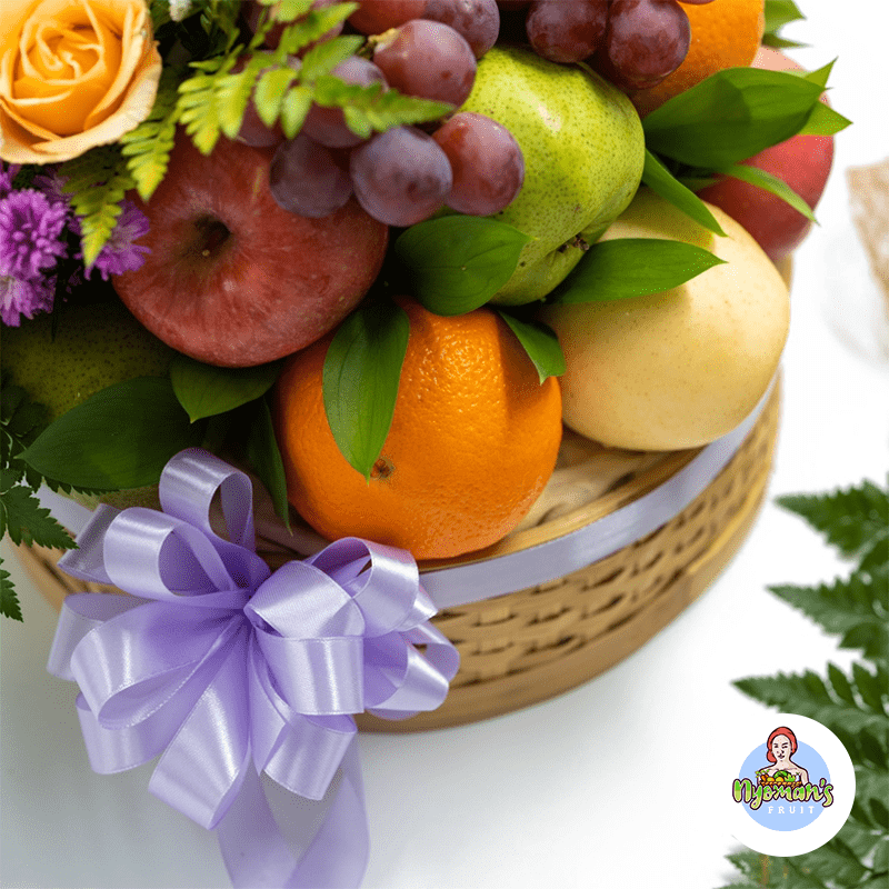 Frangipani Cascade 3 Detail parcel buah Frangipani Cascade dengan keranjang bambu bulat dan pita ungu muda