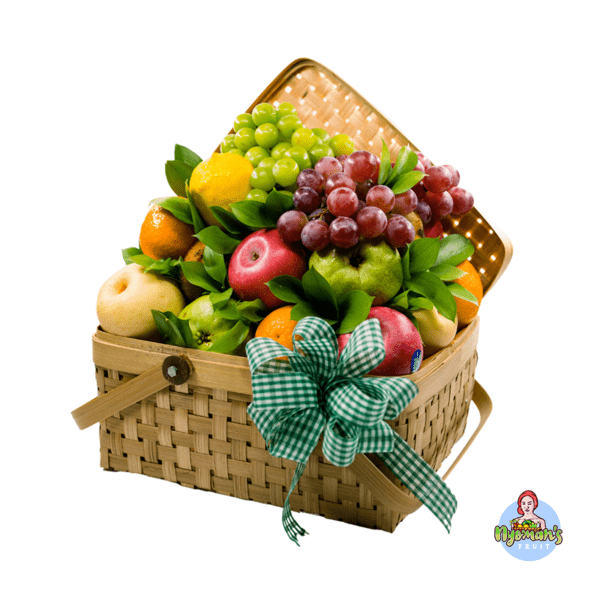 Daffodil Delight parcel buah Bali dalam keranjang bambu persegi panjang